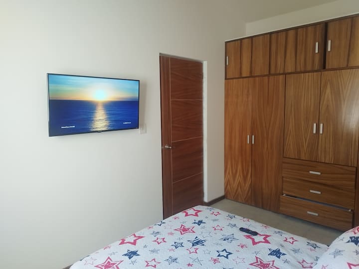 Prostrana soba s vrlo prostranim ormarom i Smart TV-om.