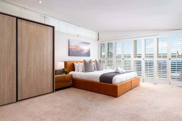 Elegant 3Bed Penthouse + Jacuzzi & Mountain Views gallery image 4