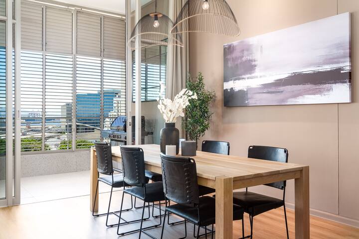 Elegant 3Bed Penthouse + Jacuzzi & Mountain Views gallery image 5