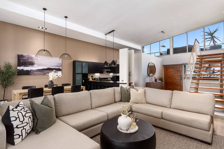 Elegant 3Bed Penthouse + Jacuzzi & Mountain Views gallery image 3