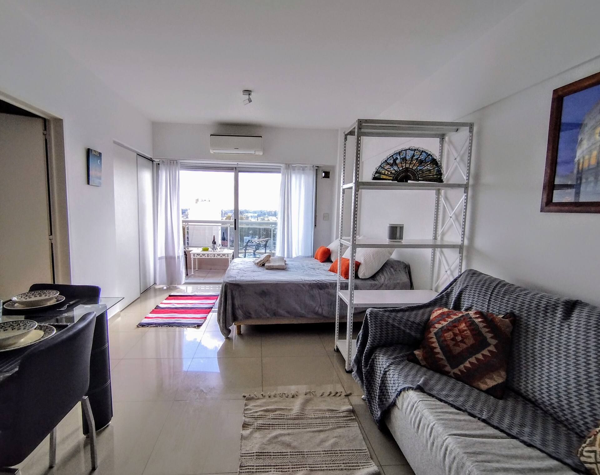 A cozy studio in Devoto with a garage!