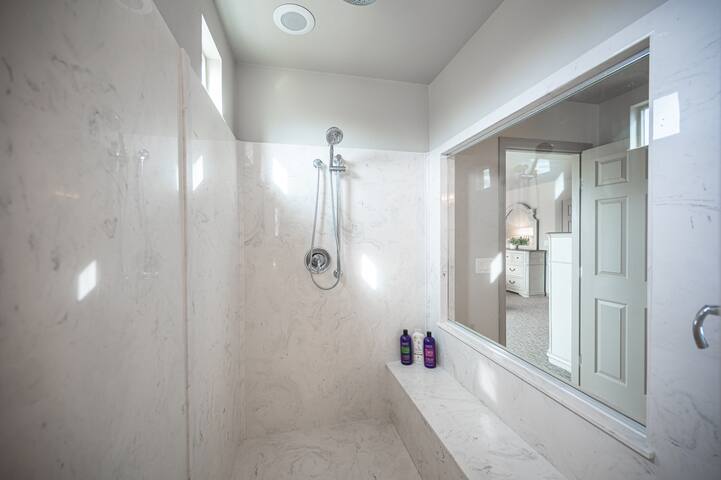 31 Day Minimum booking – Villa w/ Pool by STRIP gallery image 5