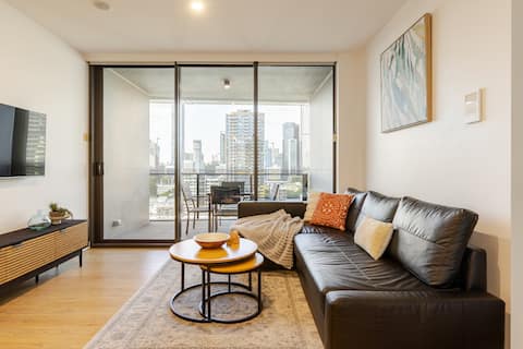 Top Airbnb: Amazing views, 2BR (king+single) parking, 2pm c/in in South Brisbane