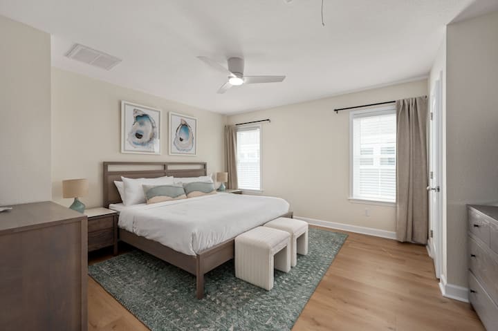 ห้องนอนเตียงคิงไซส์หลักอยู่ชั้นบนสุดพร้อมห้องน้ำในตัว