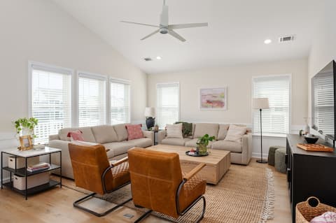 Popular Airbnb listing: Remodeled! - Saltwater pool, hot tub & fire pit in North Carolina