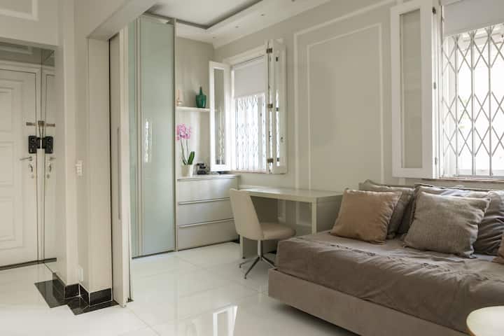 Соба лоцирана веднаш до дневната соба со лизгачки врати кои се затвораат за поголема приватност.