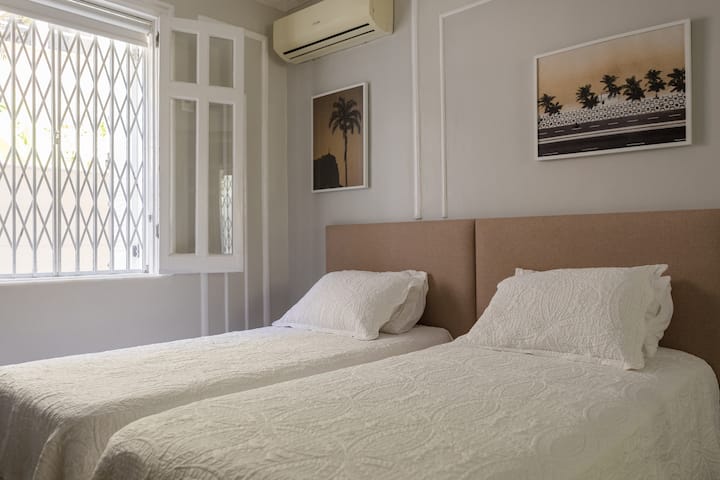 Може да ги споите двата кревета и да ги користите како брачен кревет (широк 150-179 см).
Можно е да се приклучите на двата единечни кревета и да ги користите како двоен кревет.