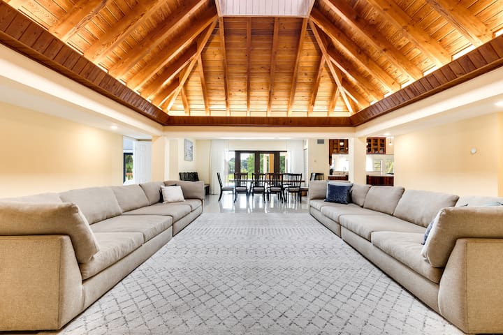 Majestic Home 7 Bedroom w/ Heated Pool, Huge Yard gallery image 4