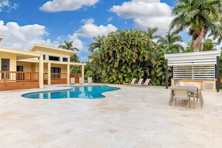 Majestic Home 7 Bedroom w/ Heated Pool, Huge Yard gallery image 3