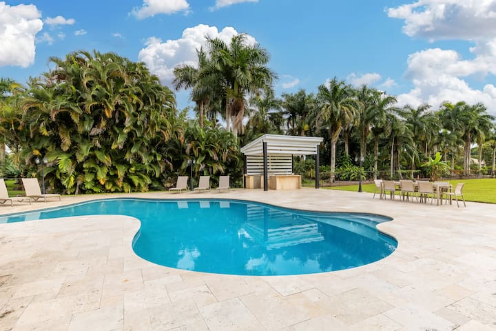 Majestic Home 7 Bedroom w/ Heated Pool, Huge Yard