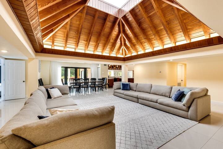 Majestic Home 7 Bedroom w/ Heated Pool, Huge Yard gallery image 5