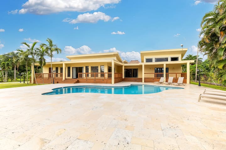 Majestic Home 7 Bedroom w/ Heated Pool, Huge Yard gallery image 2