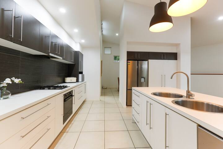 5bed Stunning home. Sleeps 10. Kid & pet friendly gallery image 4