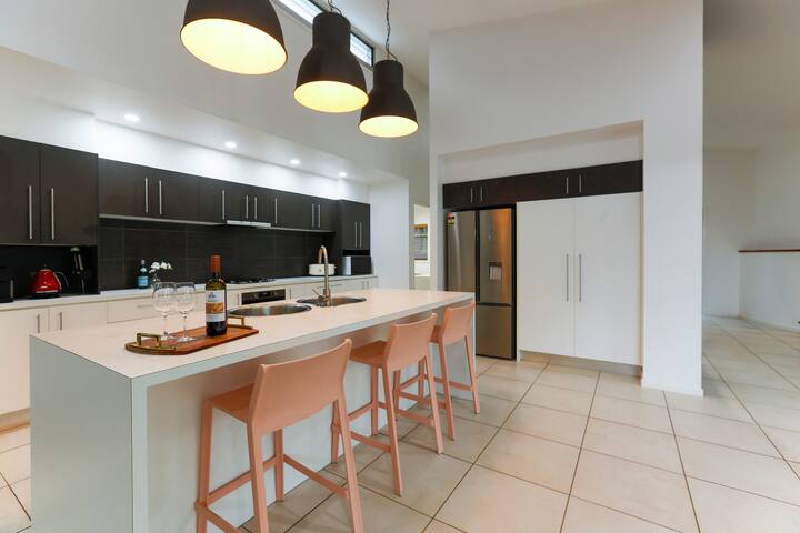 5bed Stunning home. Sleeps 10. Kid & pet friendly gallery image 3