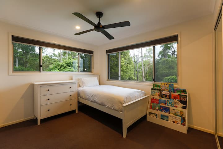 Ova spavaća soba sadrži 1 x bračni krevet za jednu osobu i 1 jednostruki krevet na rasklapanje