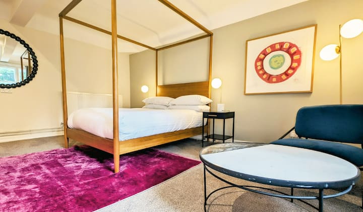 Camera da letto matrimoniale dotata di bagno in camera.