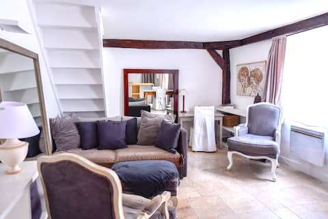 Popular Airbnb listing: Saint-Germermain-des-Prés in Paris! in Paris 7e Arrondissement