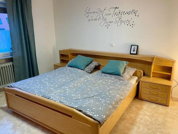 Das erste der beiden Schlafzimmer ist mit einem Doppelbett (1,80 x 1,80m), sowie einem großen Kleiderschrank ausgestattet.
Ein Kinder-Reisebett oder ein Bett-Rausfallschutz kann auf Nachfrage gerne zur Verfügung gestellt werden.