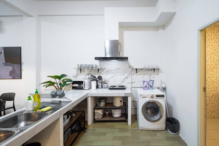 Spacious 6BR/ 22 pax walkable to MRT Phaholyothin. gallery image 5