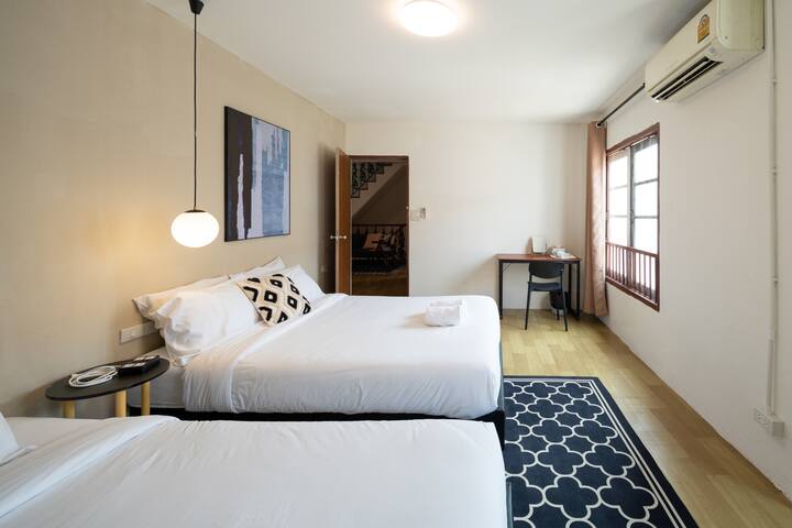 Spacious 6BR/ 22 pax walkable to MRT Phaholyothin. gallery image 4