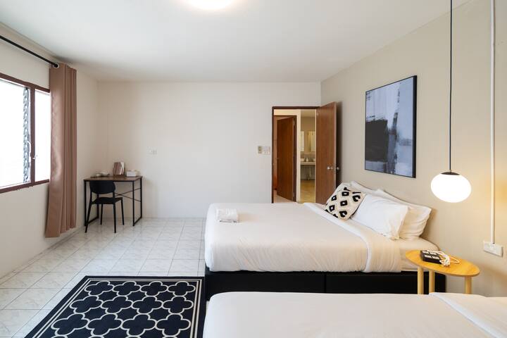 Spacious 6BR/ 22 pax walkable to MRT Phaholyothin. gallery image 3