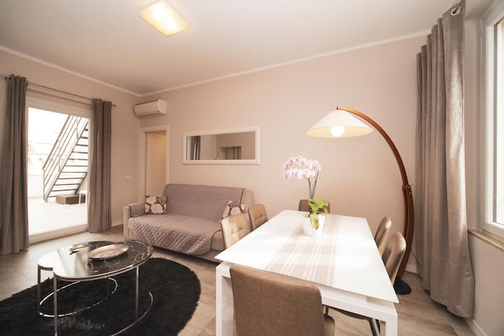 Sebule iliyo na meza ya kulia chakula.