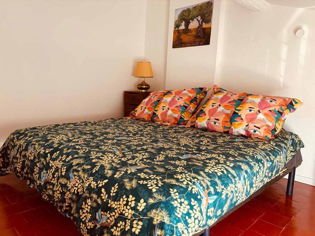 חדר נעים עם מצעים רכים, אווירה שלווה של מנורה חמה. מושלם למנוחה אחרי הטיולים שלכם. פנקו את עצמכם בלילה שליו והתעוררו מוכנים לגלות או לגלות מחדש את האזור.