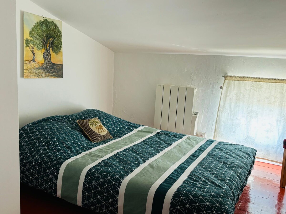 חדר שינה שני נעים עם מיטה זוגית נוחה, אידיאלי ללילות שלווים. מוארת עם חלון עם וילונות מסך. עיצוב נקי עם מגע של טבע הודות לציור עץ. אווירה אינטימית מושלמת לשהייה רגועה.