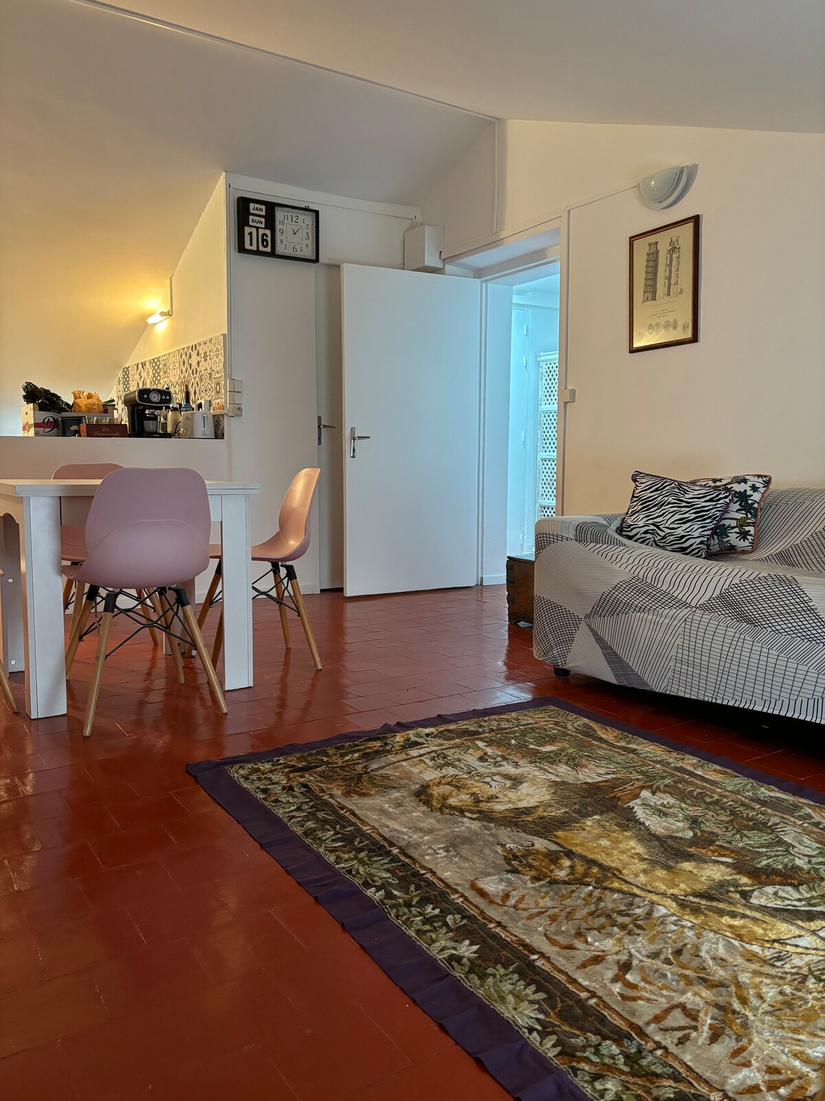 סלון מואר ומרווח, מעוצב בטוב טעם, נפתח למטבח מצויד, ומציע מרחב מנוחה.
שטיחים אקזוטיים, ריהוט מעצבים תורמים לאווירה חמה. נהדר למפגש, להירגע וליהנות, קרוב למראות