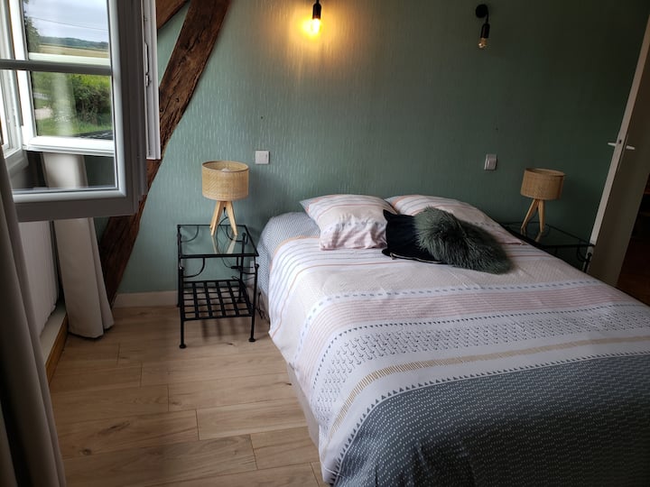 Un lit double assez confortable 140 X 190  avec deux tables de nuit . On peut y placer un lit pour bébé !