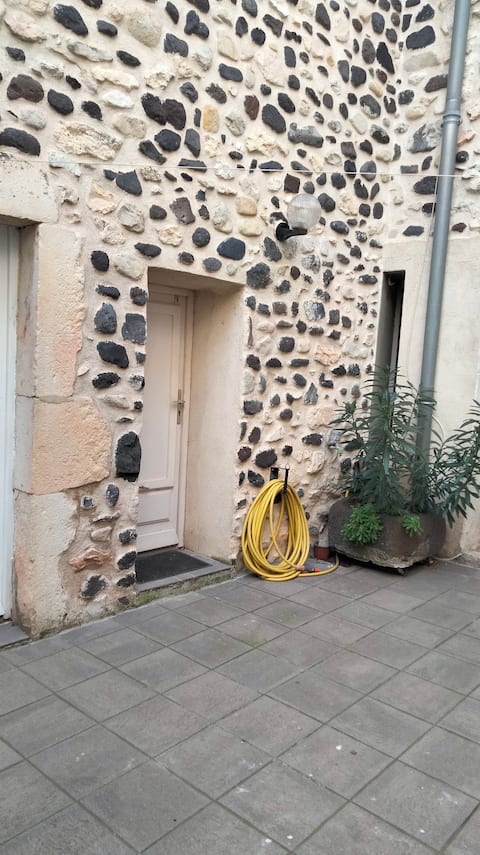 Independent studio for 1-2 people with outdoor area.