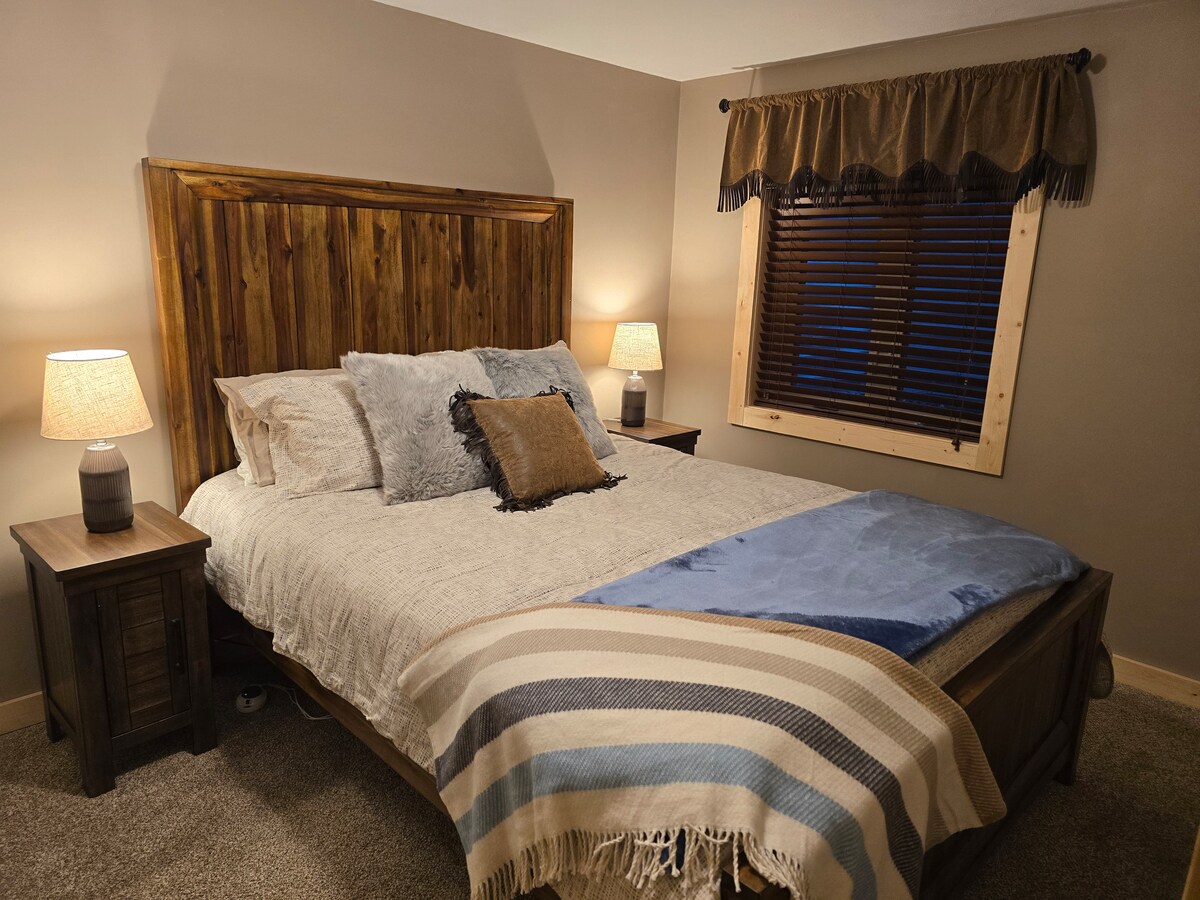 Მყუდრო საწოლი Queen-ის ქვედა დონის საძინებელში. Ისიამოვნეთ მატრასის ბალიშით ცივი ღამეებისთვის!