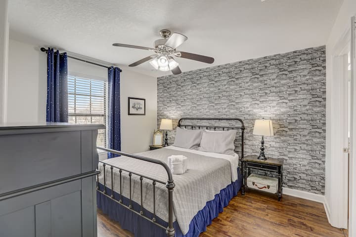 ჰარი პოტერის დედოფლის საძინებელი, რომელსაც აქვს ჯეკისა და ჯილის ტიპის საერთო სააბაზანო და რომელიც დაკავშირებულია ორადგილიან საძინებელთან 3