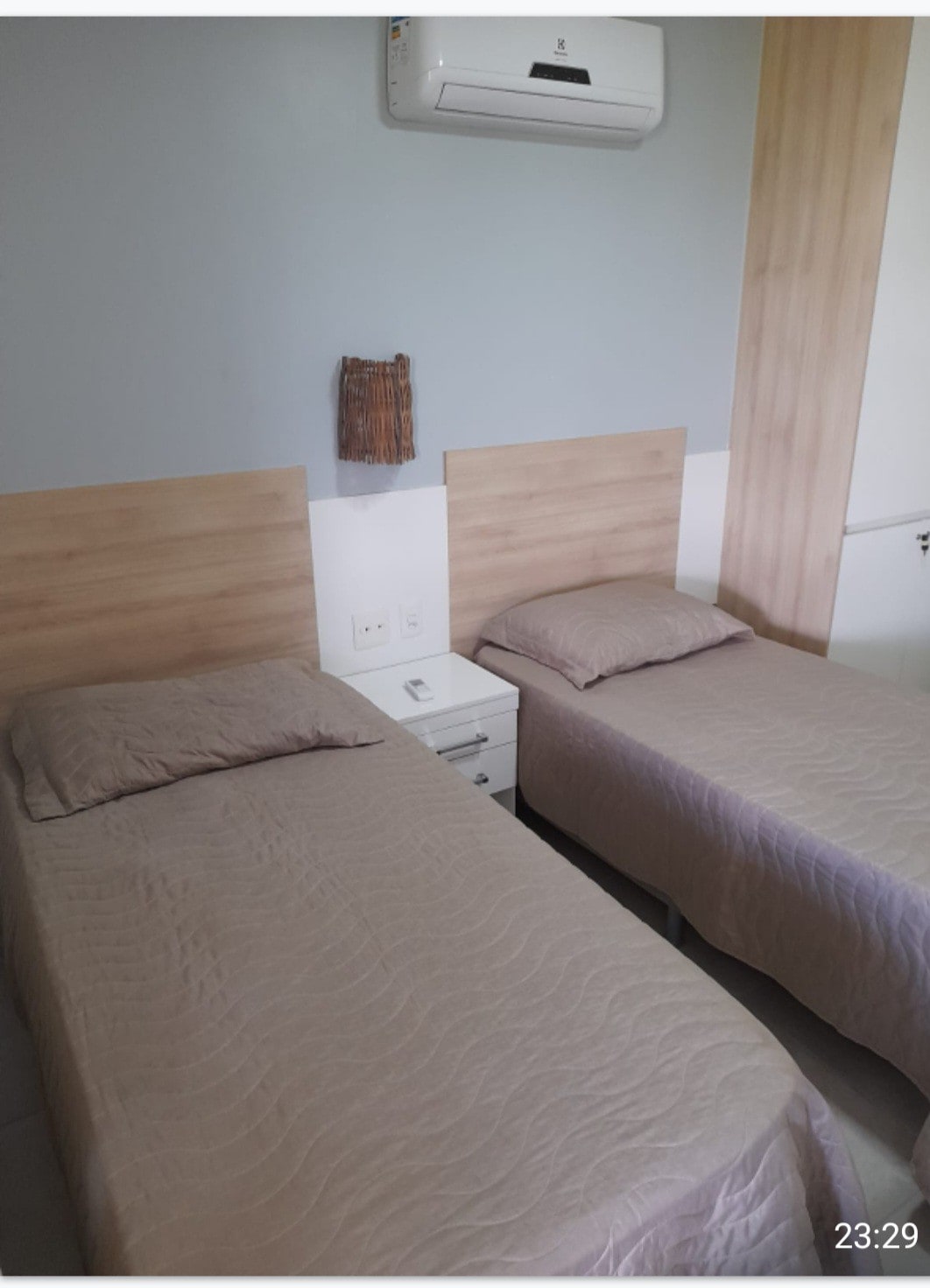 Hai giường đơn với một bộ bikama với nệm lò xo.