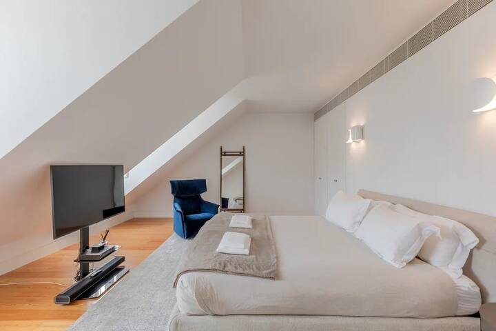 Luxury 2bd Duplex in the Heart of Historic Lisbon gallery image 4