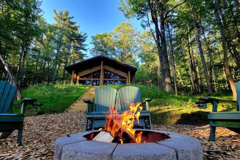 Sylvan Chalet, Modern, Lakefront, Close to Trails
