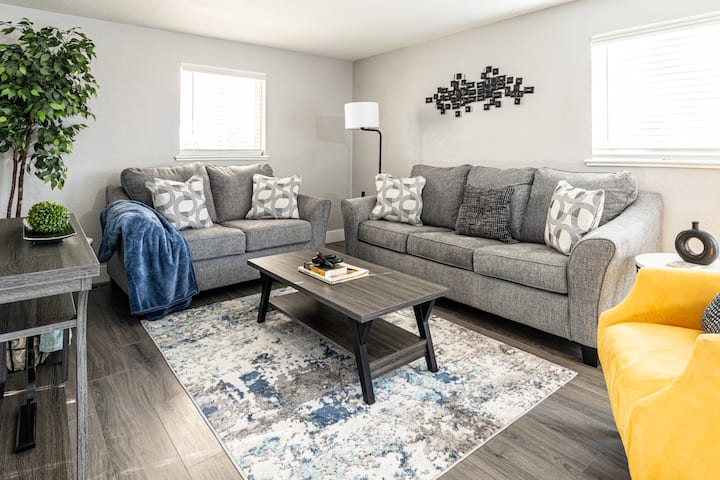 غرفة معيشة جميلة ومشرقة بمقعد مزدوج وأريكة مع سرير للنوم. أثاث جديد تمامًا، لم يتم استخدامه من قبل. 