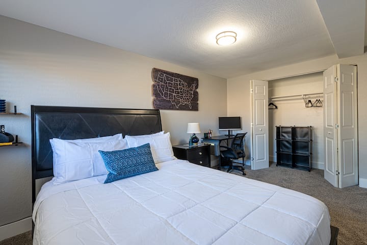 سرير بحجم كوين في أكبر غرف النوم الثانوية. خزانة كبيرة. 