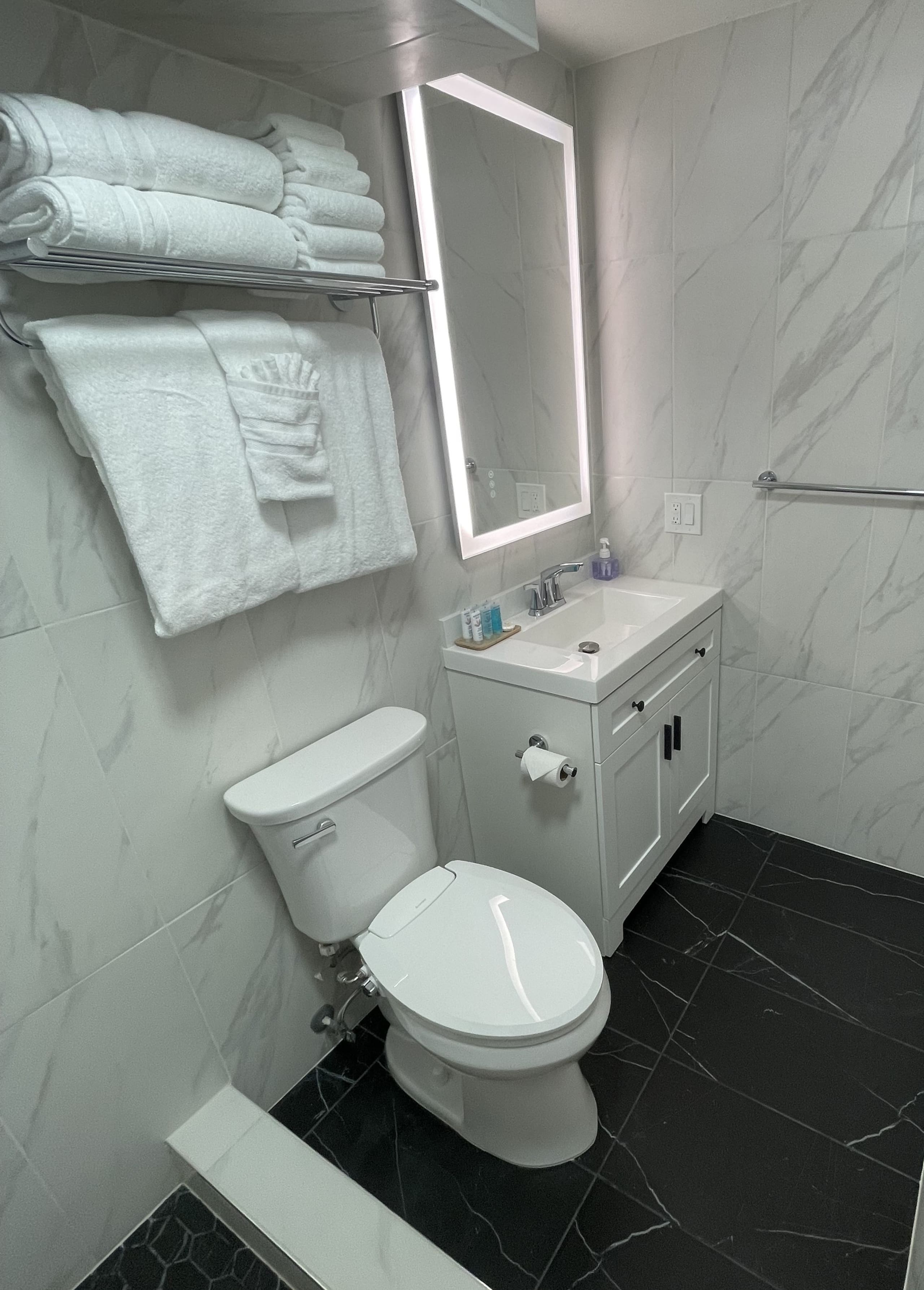Condo in Honolulu · ★4.91 · Studio · 2 beds · 1 private bath - Image 14