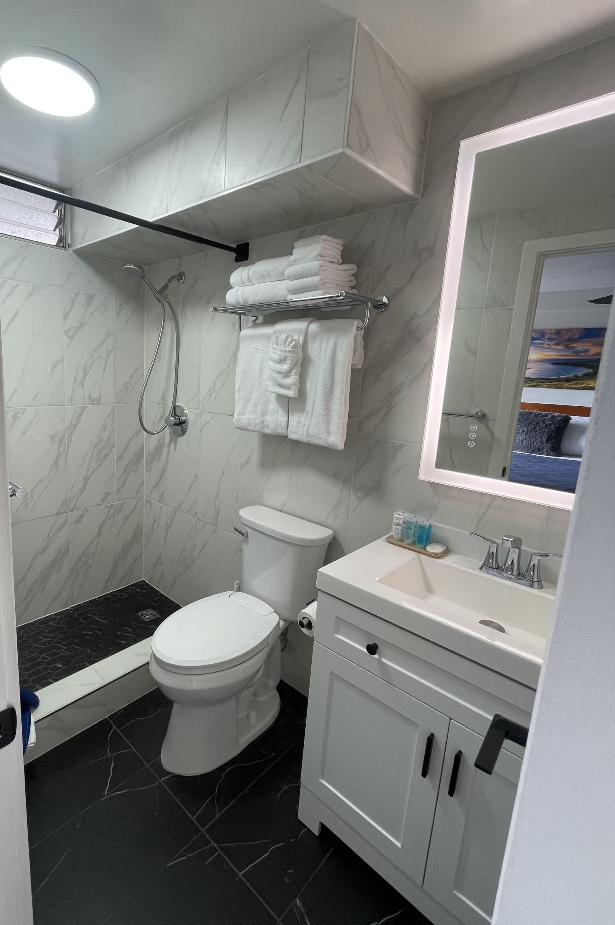 Condo in Honolulu · ★4.91 · Studio · 2 beds · 1 private bath - Image 13