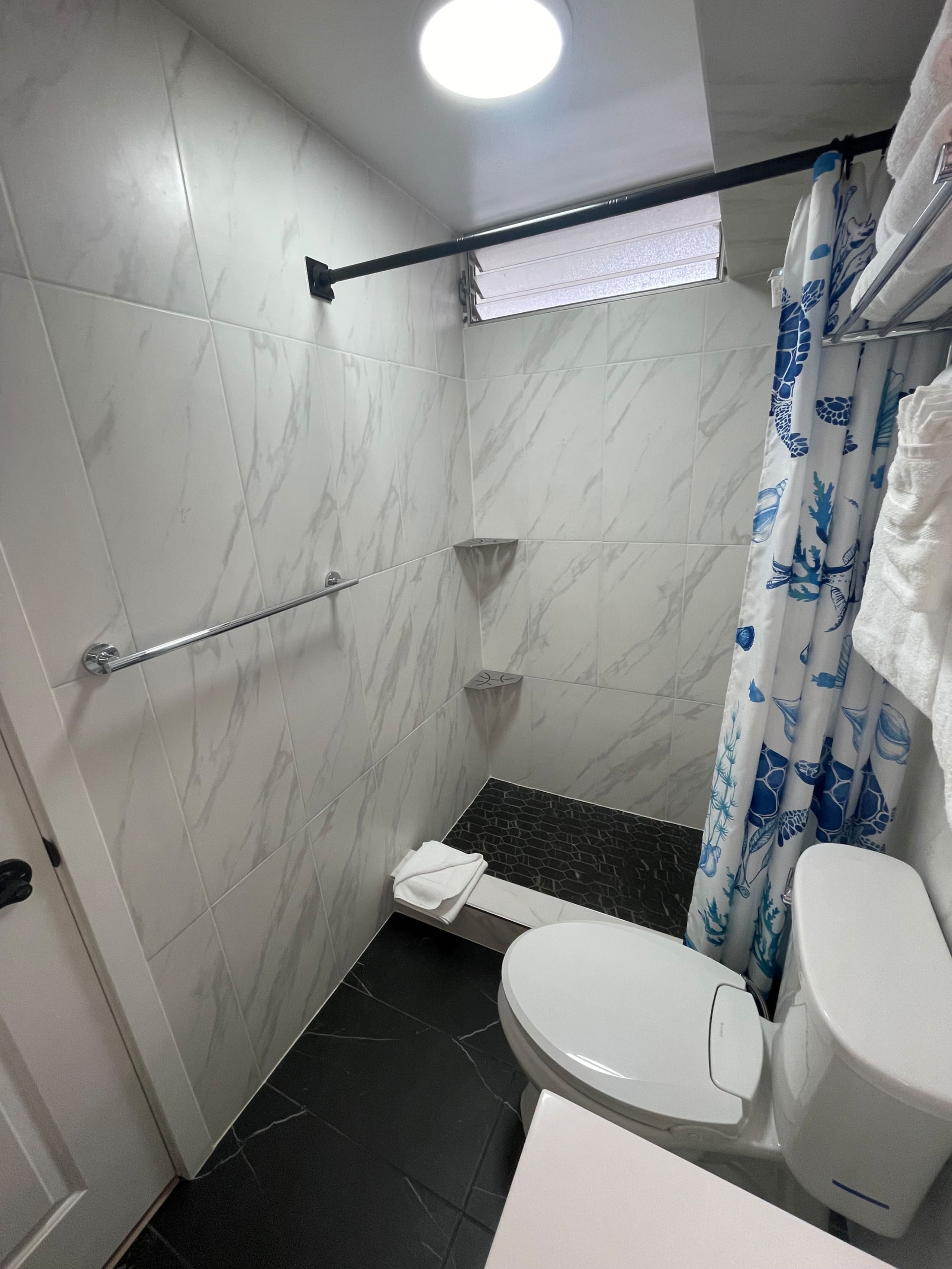 Condo in Honolulu · ★4.91 · Studio · 2 beds · 1 private bath - Image 15