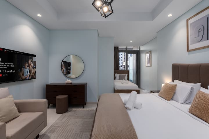 Zbulo rehatinë në dhomën tonë kryesore të gjumit me një krevat dopio "king" dhe një krevat individual, që ofron një hapësirë të rehatshme dhe të përshtatshme.