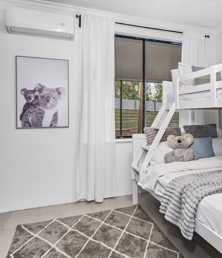 Divertido y acogedor: literas con una cama doble en la parte inferior y una individual en la parte superior, a solo unos pasos del dormitorio principal y la sala de estar. Armarios llenos de juguetes para que los más pequeños se entretengan.

Viajo con niños, ¡envíame un mensaje ahora si hay algún extra! 