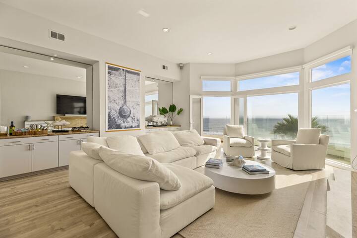 Beachfront 4BR Luxury Top-Floor Escape gallery image 4