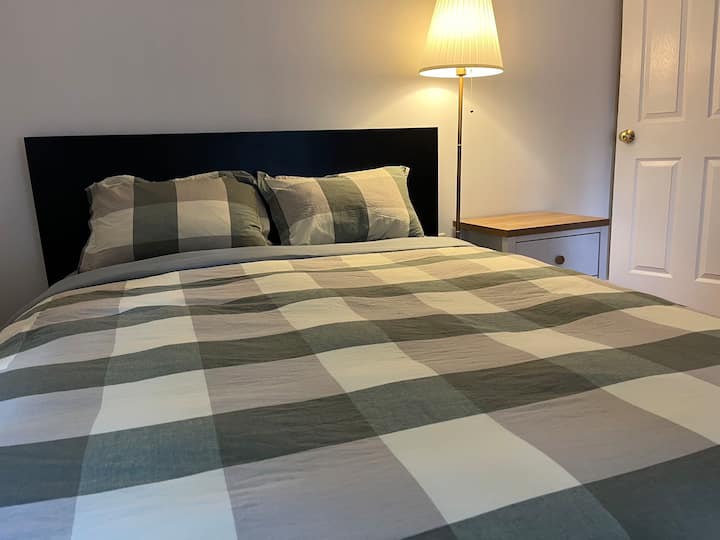 Le lit queen, avec deux lampes, un bureau et une chaise, une armoire en tissu, un matelas confortable, une connexion wifi rapide. Peu importe que vous étudiez, travailliez ou voyagez à Boston, voici votre espace tout à fait privé. Respirez profondément dans la cour verte,détendez-vous !