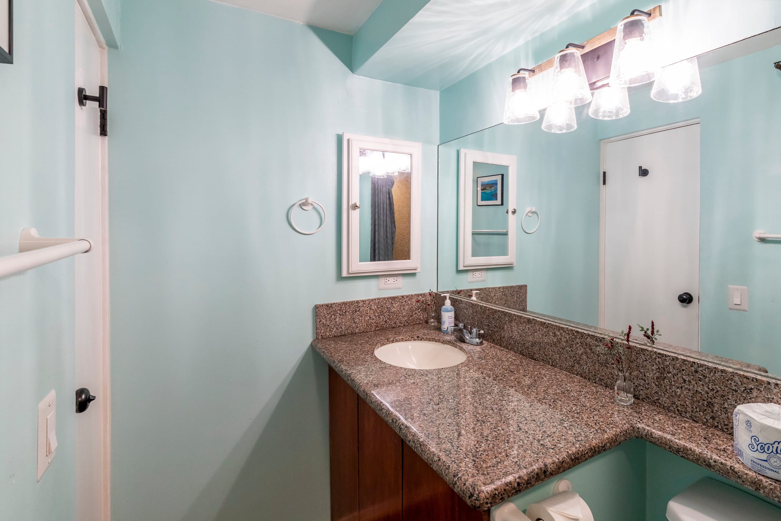 Condo in Honolulu · ★4.71 · 1 bedroom · 2 beds · 1 private bath - Image 28