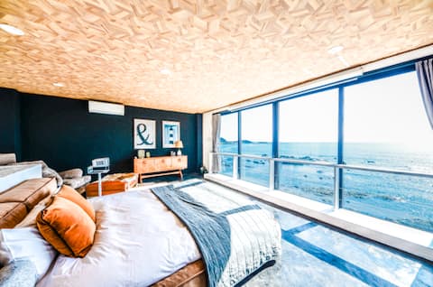 A luxury villa close to Tokyo with a great view of Hayama. A villa that seems to float on the sea.