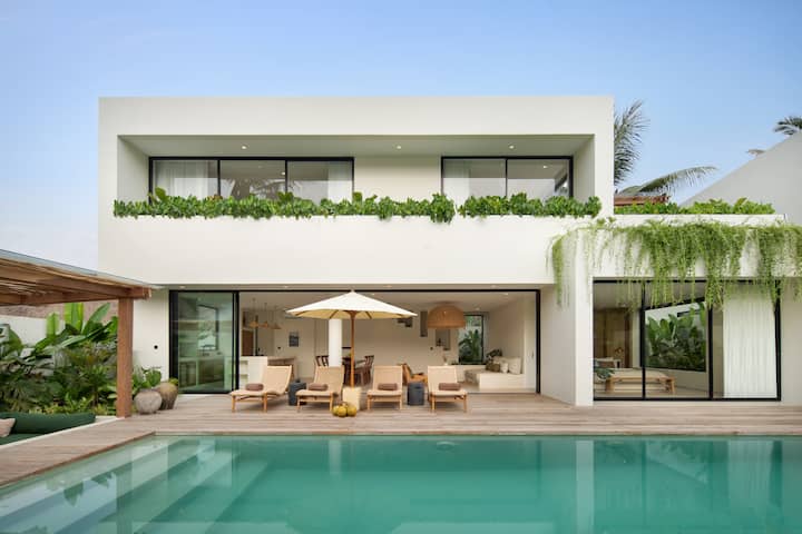 TOP PICK: 3 King-Bedrooms ~ Garden ~ Pool ~ Gym