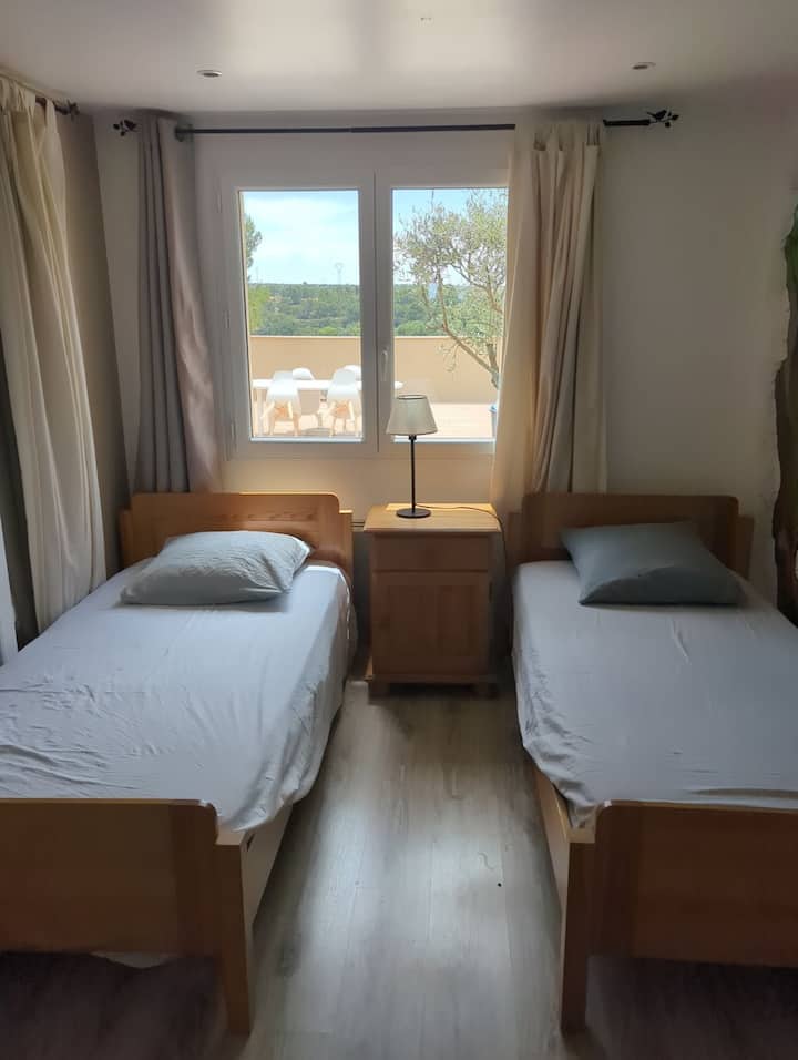 Spavaća soba 5 s 2 kreveta za jednu osobu