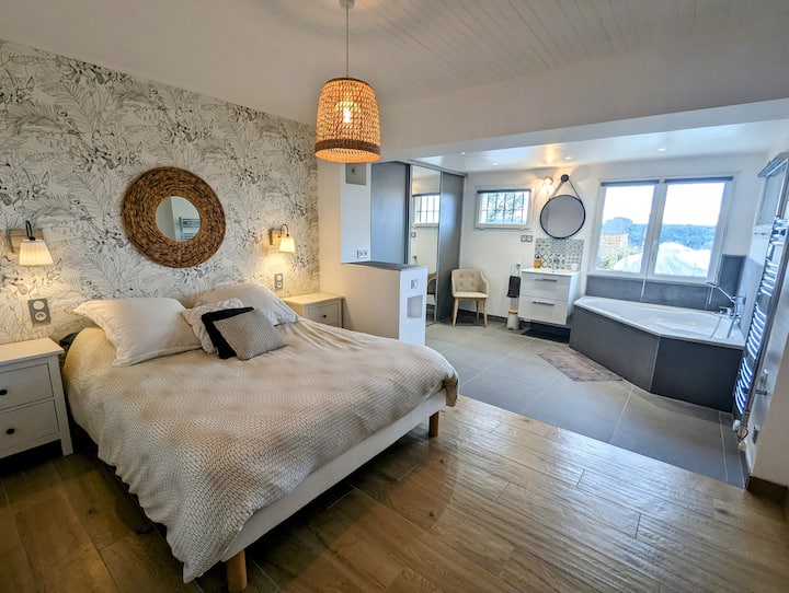 Bračni krevet (160x200) s kadom. Pogled na cvjetnjak.
